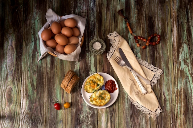 Patate al forno con uova e formaggio