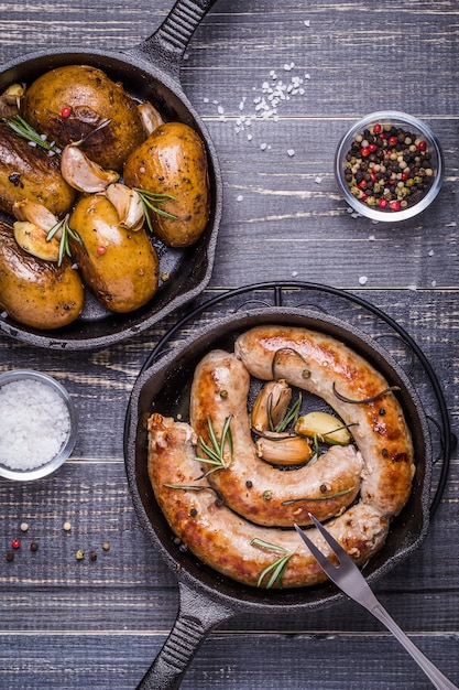 Patate al forno e salsicce fritte in padella