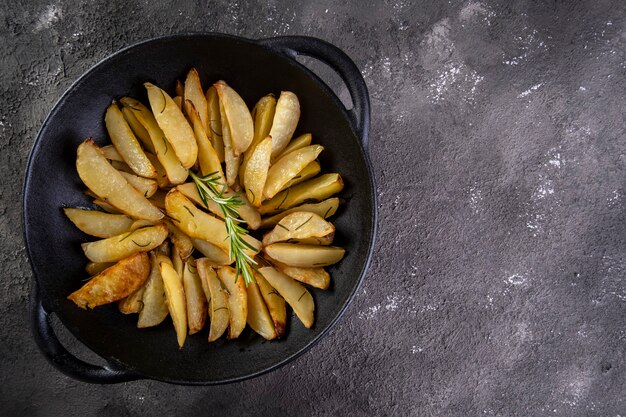 Patate al forno in casseruola di ferro con rosmarino e olio d'oliva.