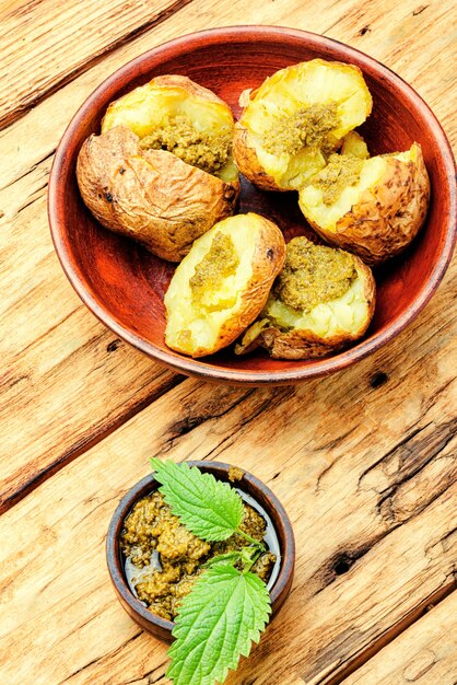 Patate al forno ripiene di erbe e foglie di ortica