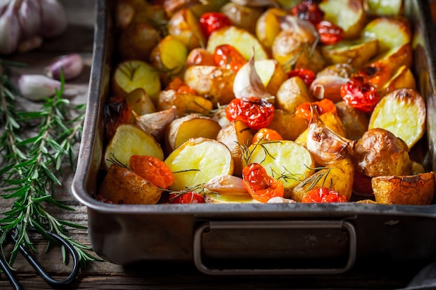 Patate al forno saporite con aglio e pomodorini