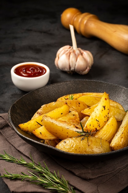 Patate arrosto al rosmarino nel piatto