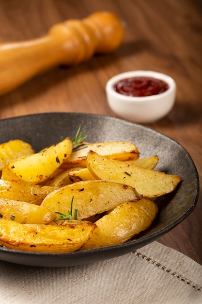 Patate arrosto al rosmarino nel piatto