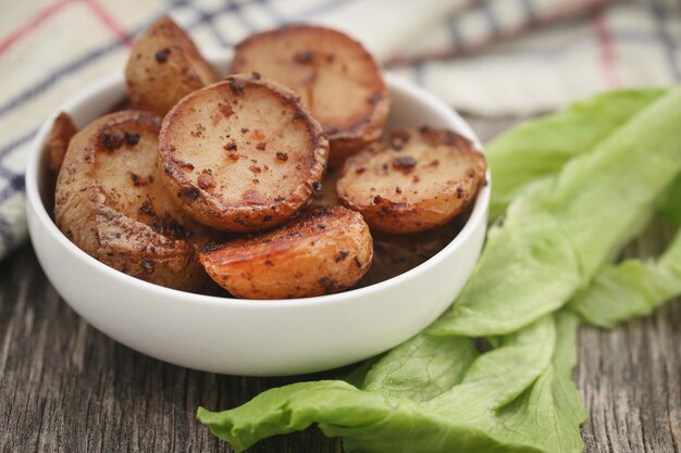 Patate arrosto con sale e pepe nero in una ciotola