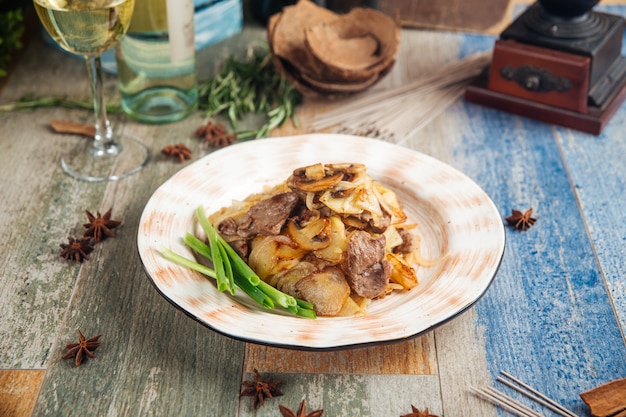 Patate arrosto fatte in casa con funghi di manzo