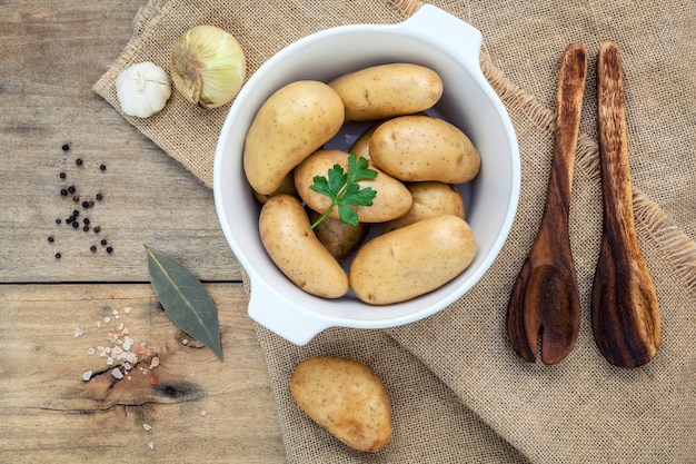 Patate biologiche fresche su legno rustico.