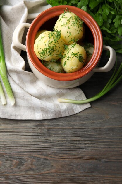 Patate bollite con aneto in padella sul tavolo da vicino