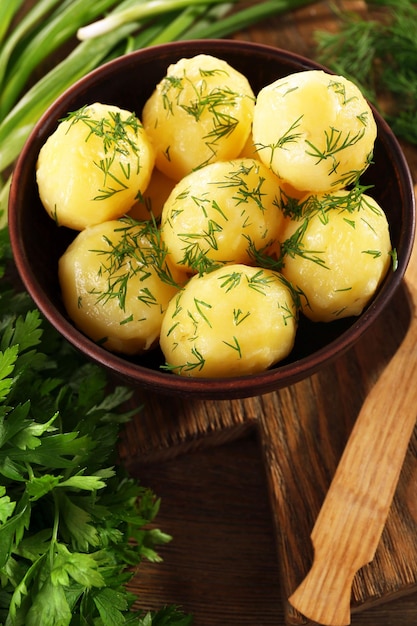 Patate bollite con verdure in una ciotola sul tavolo da vicino