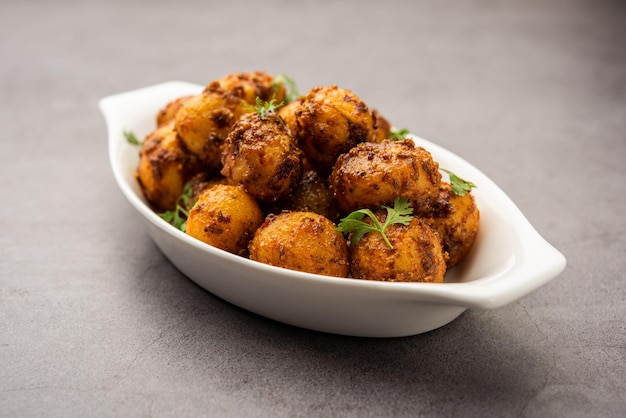 Patate Bombay arrosto fatte in casa Patate novelle o aloo saltate in padella con semi di jeera e coriandolo in una ciotola