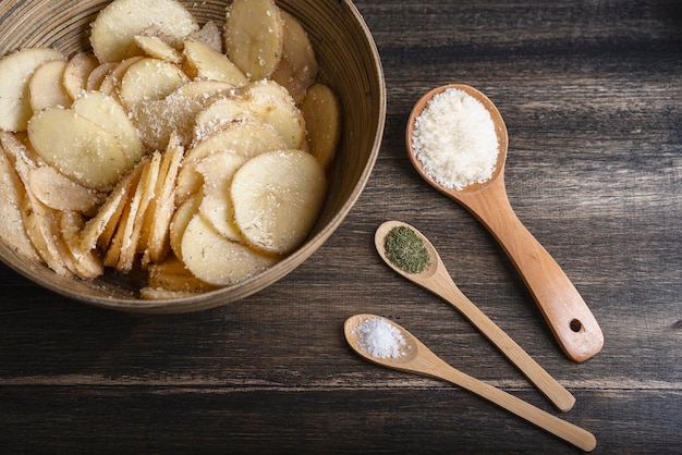 Patate condite con formaggio, sale e timo