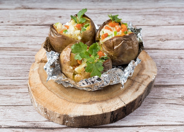 Patate cotte su tavola rotonda di legno