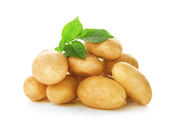 Patate crude biologiche su sfondo bianco