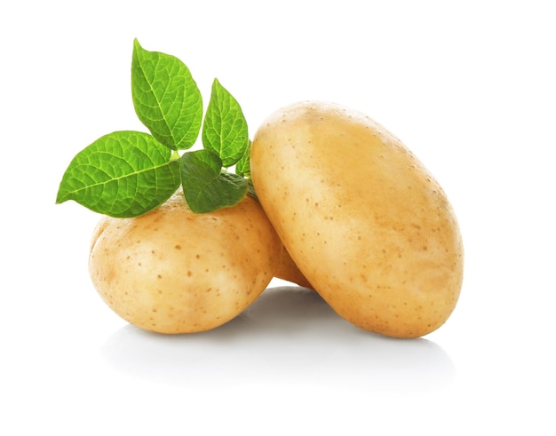 Patate crude biologiche su sfondo bianco