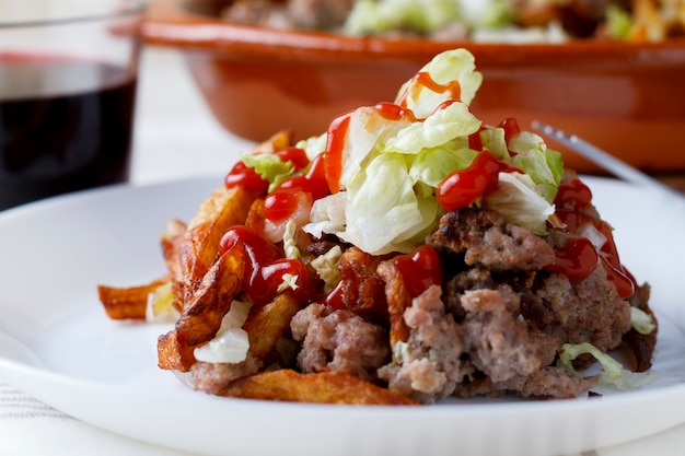 Patate cubane tradizionali con carne macinata, lattuga e cipolla