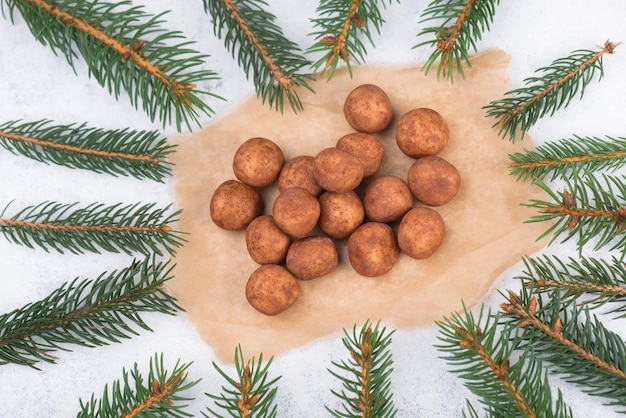 Patate di marzapane, in tedesco Marzipankartoffeln, con polvere di cacao, dolci natalizi