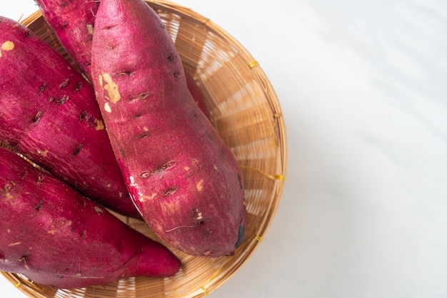 patate dolci giapponesi fresche sul cestino