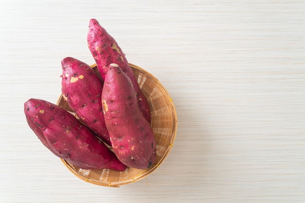 Patate dolci giapponesi fresche sul cestino