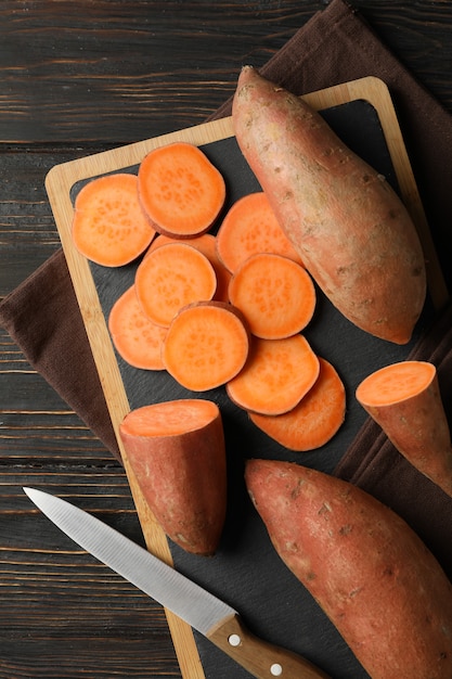 Patate dolci su superficie di legno. Verdure. Cibo salutare