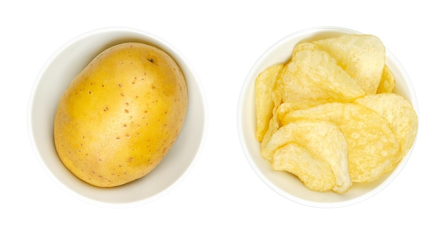 Patate e patatine fritte in ciotole bianche