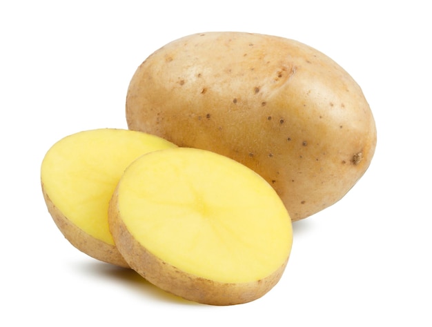 Patate e spicchi di patate affettati isolati