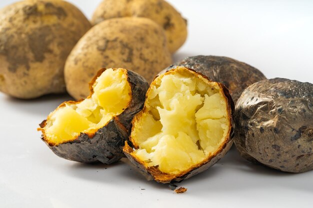 Patate fresche al forno su un semplice sfondo bianco