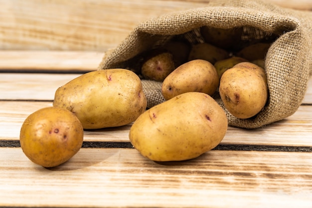 Patate fresche in un sacco di iuta