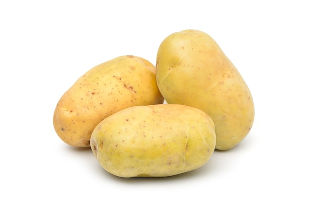 Patate fresche isolate su bianco