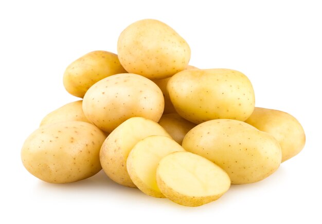 Patate fresche isolate su sfondo bianco