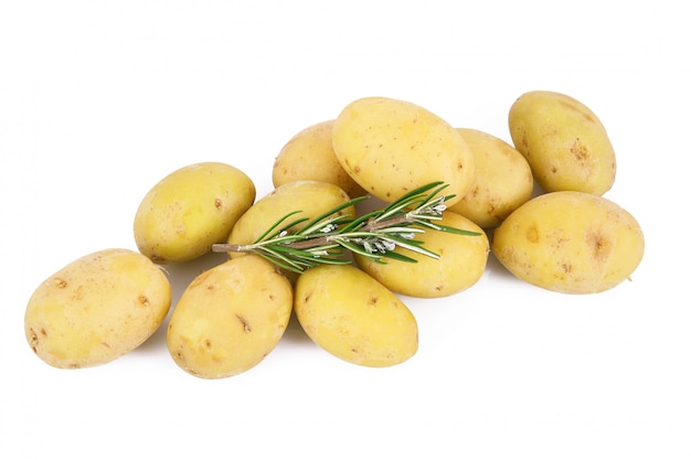 Patate fresche su bianco