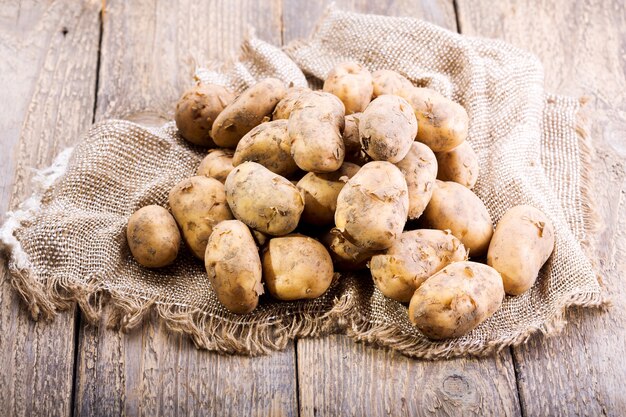 Patate fresche su un tavolo di legno