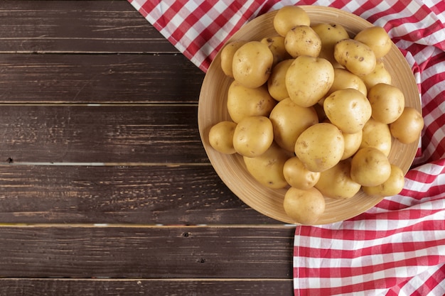 Patate fresche sul tavolo di legno