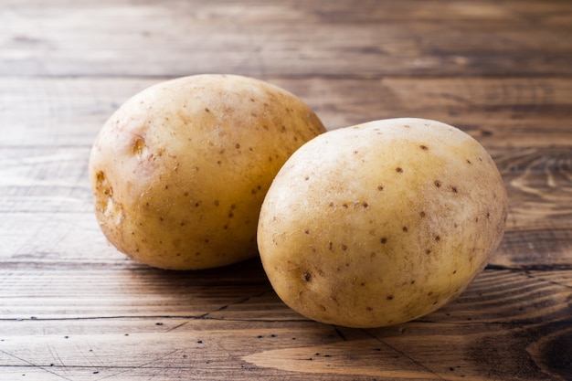 Patate fresche sulla tavola di legno.