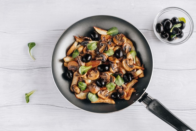 Patate fritte con funghi e olive