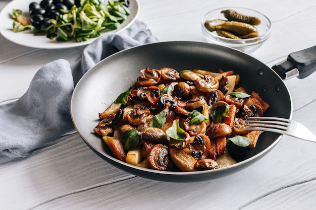 Patate fritte con funghi e olive