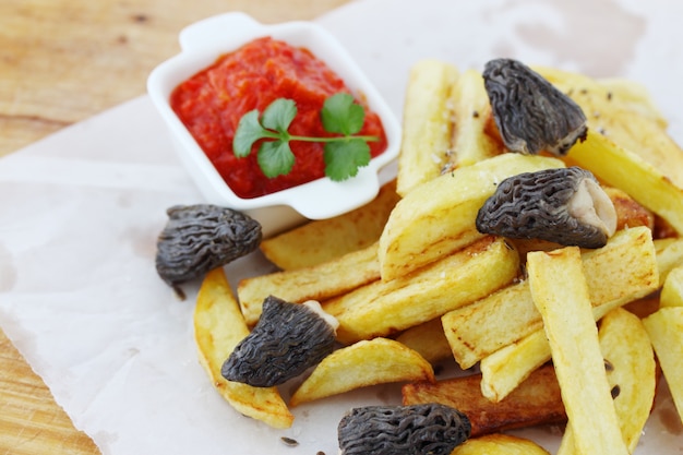 Patate fritte con funghi