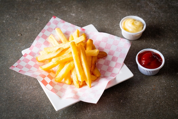 Patate fritte con ketchup e maionese