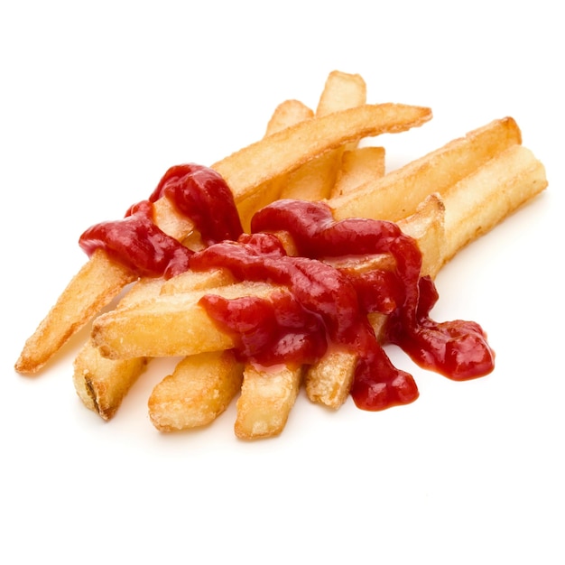 Patate fritte con ketchup isolato su sfondo bianco