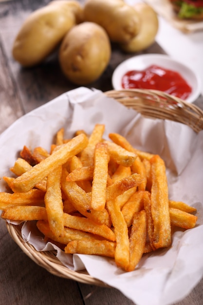 Patate fritte con salsa di pomodoro