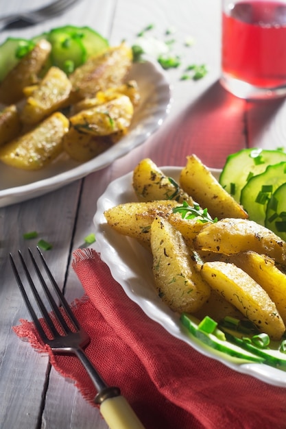 Patate fritte con spezie e cetriolo fresco e succo rosso