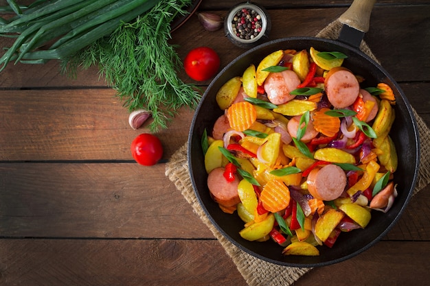 Patate fritte con verdure e salsicce