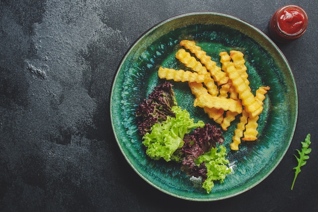 patate fritte e salsa