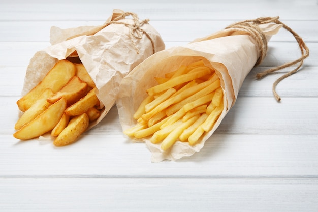 Patate fritte e zeppe su una tavola di legno