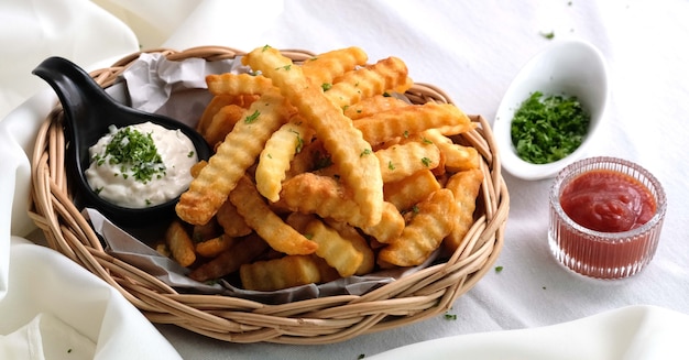 Patate fritte fatte in casa al forno con salse e rosmarino