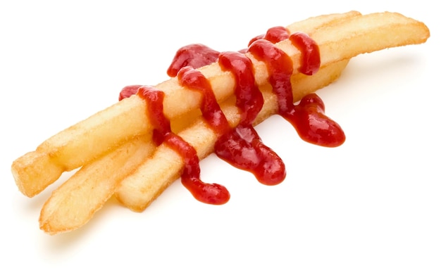 Patate fritte francesi con ketchup isolati su sfondo bianco