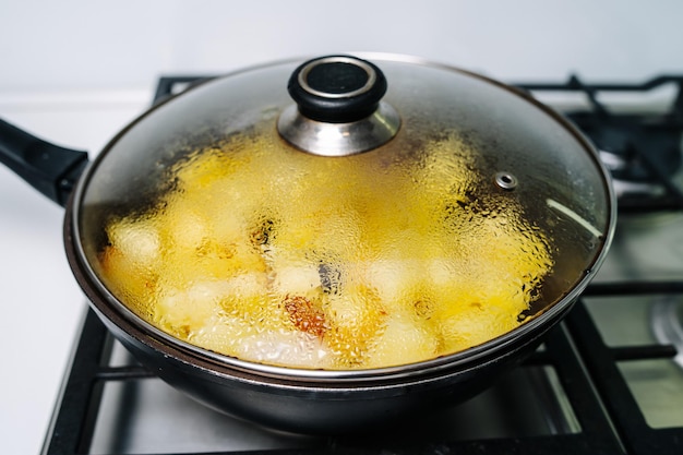 Patate fritte in padella Patatine fritte fatte in casa