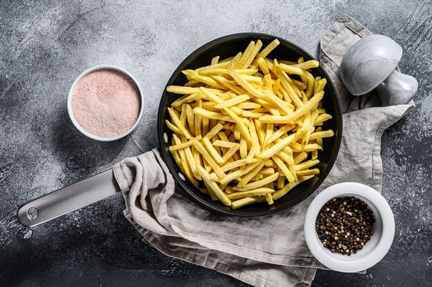 Patate fritte in padella.