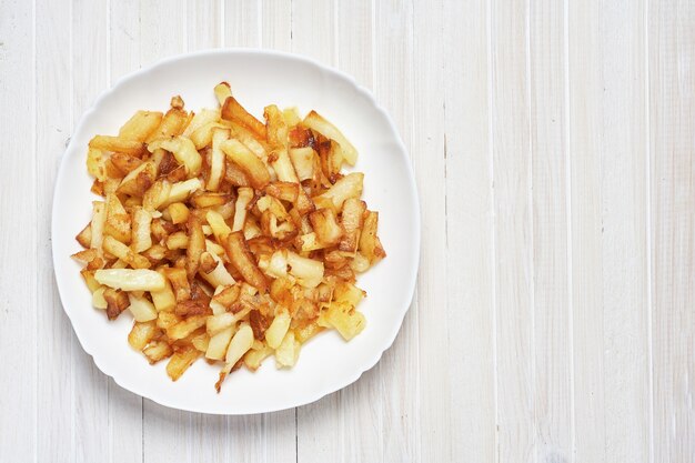 Patate fritte in un piatto bianco