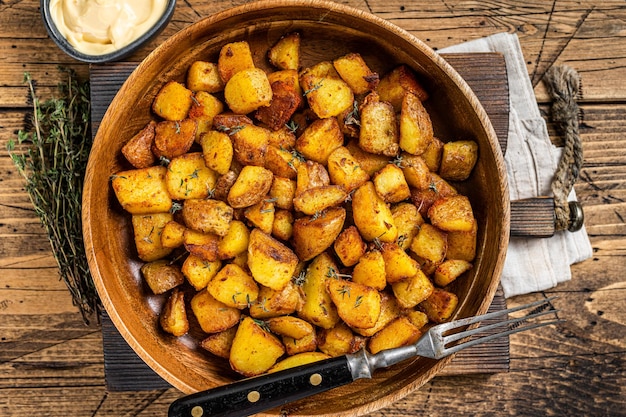 Patate fritte - Patatas bravas tradizionali tapas spagnole di patate. fondo in legno. Vista dall'alto.