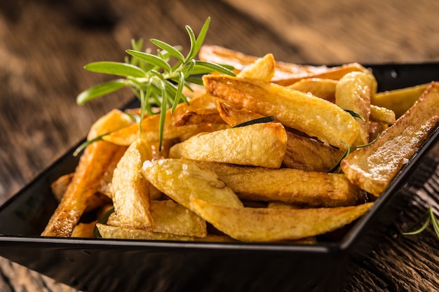 Patate fritte. Patate fritte fatte in casa con sale e rosmarino.