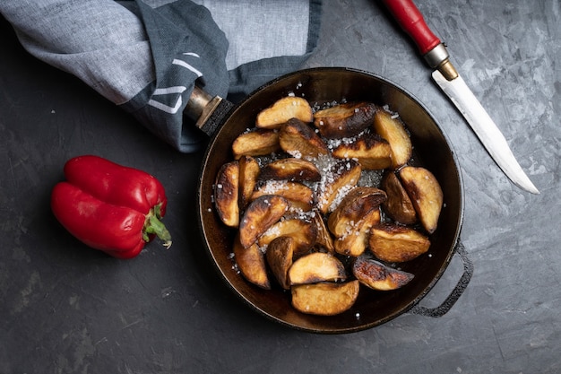 Patate fritte rustiche con il primo piano del sale, macro